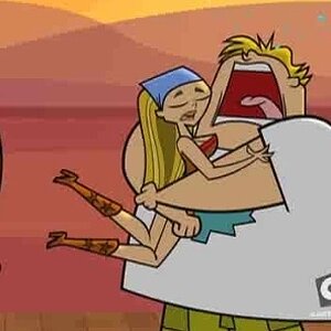 Owen-Hugs-total-drama-island-8926511-400-296-3898656700.jpg